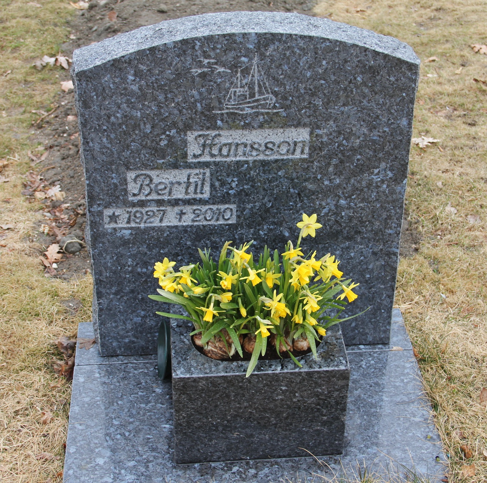 Grav J005 Hönö Kyrkogård