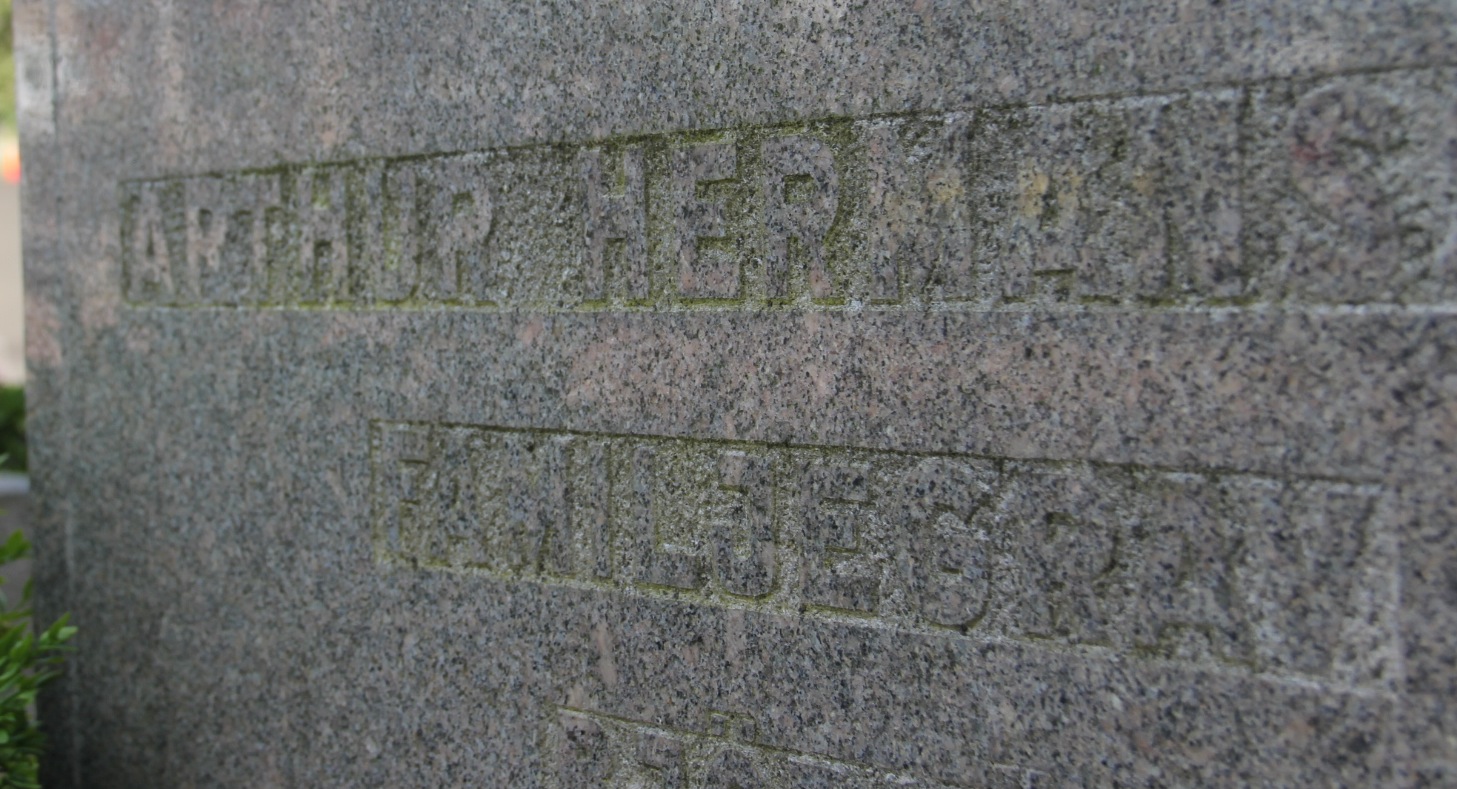 Grav E102 Öckerö Kyrkogård