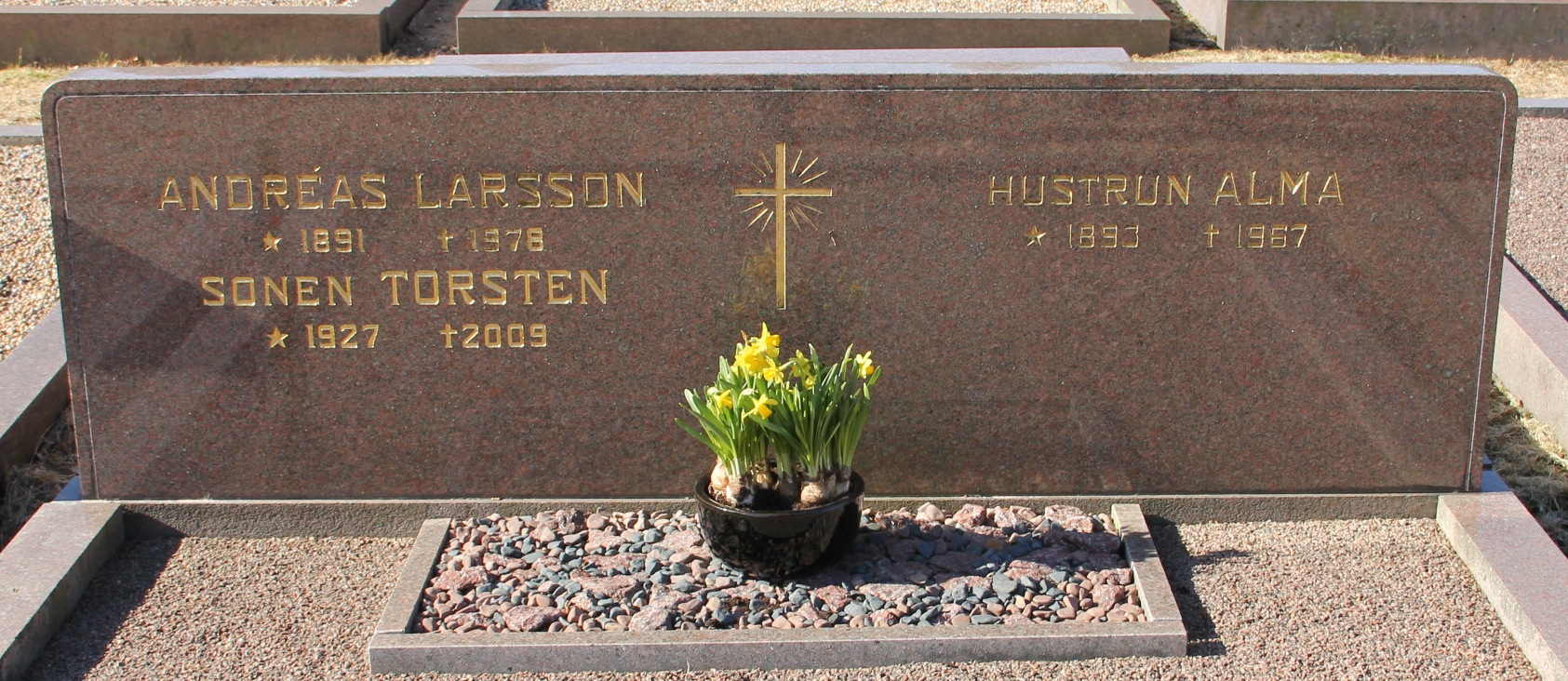 Grav F042 Hönö Kyrkogård