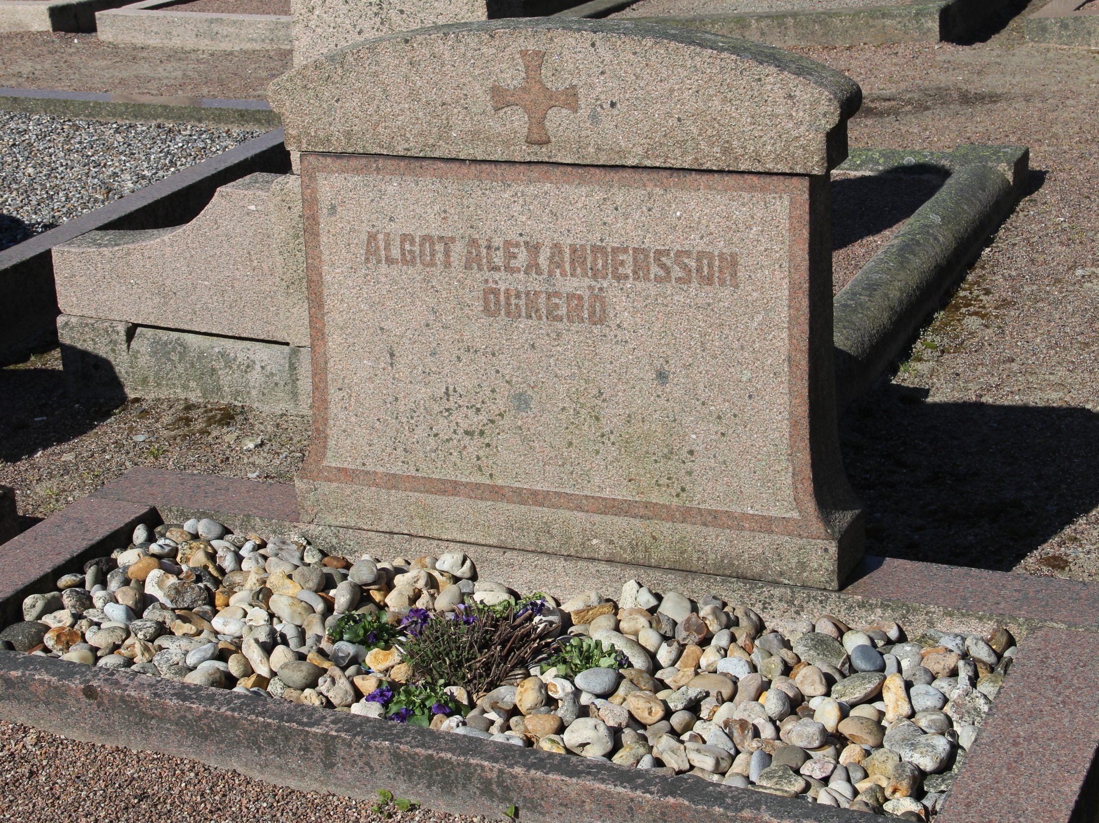 Grav D151 Öckerö Kyrkogård