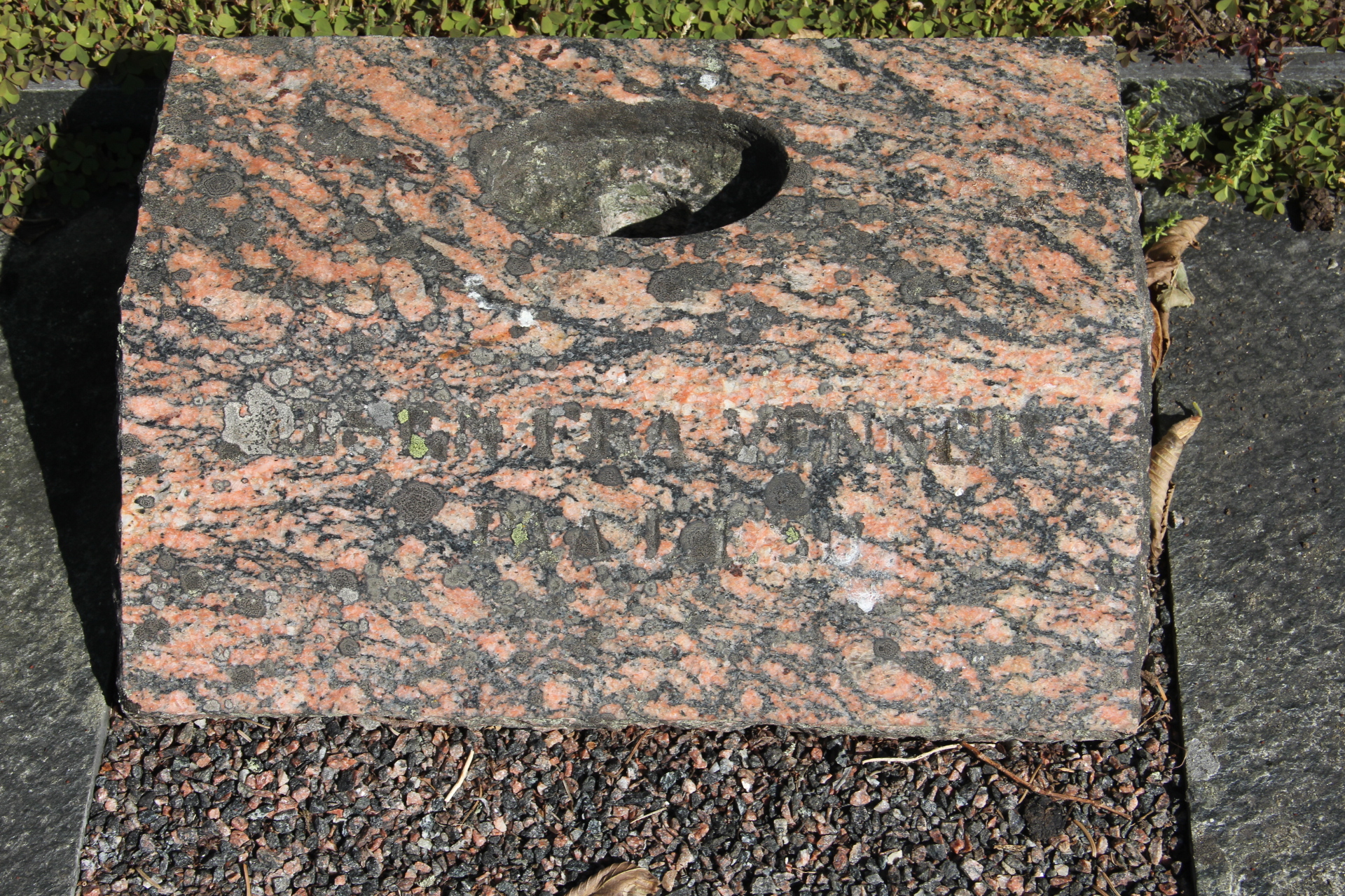 Grav F001 Öckerö Kyrkogård