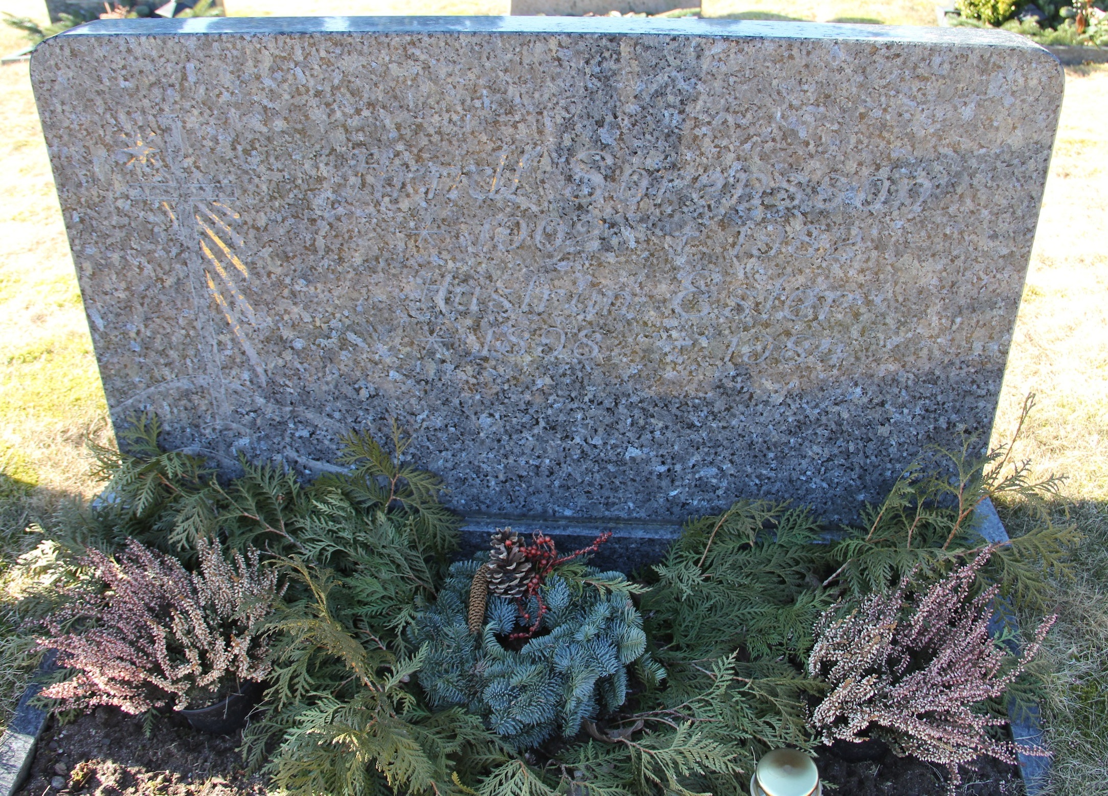 Grav B072 Hönö Kyrkogård