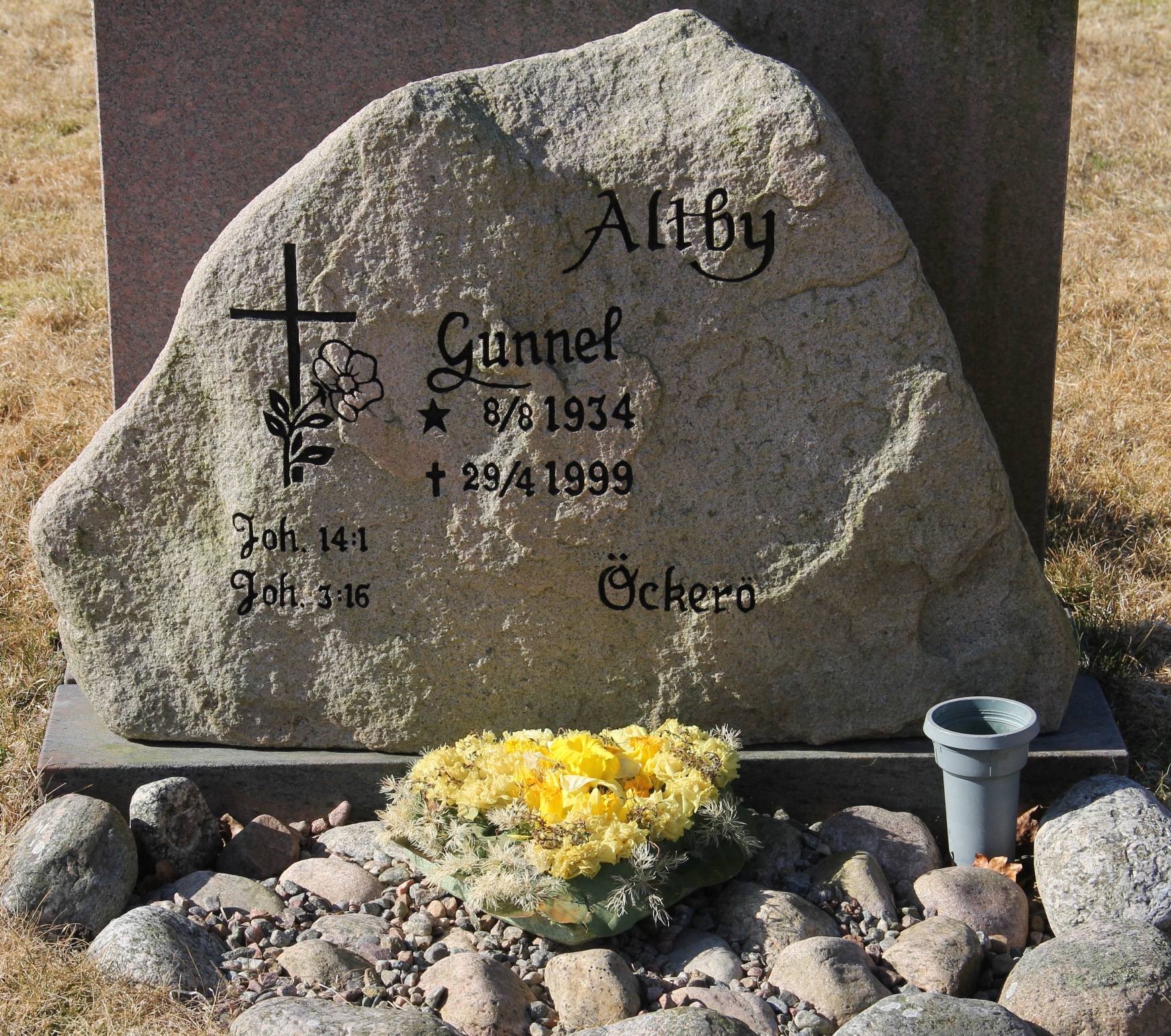 Grav F083 Hönö Kyrkogård