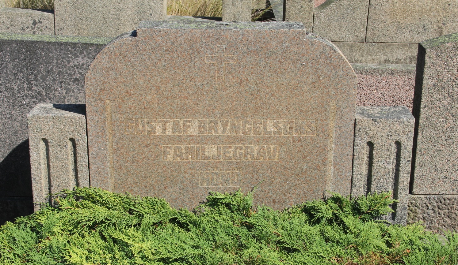 Grav E211 Öckerö Kyrkogård
