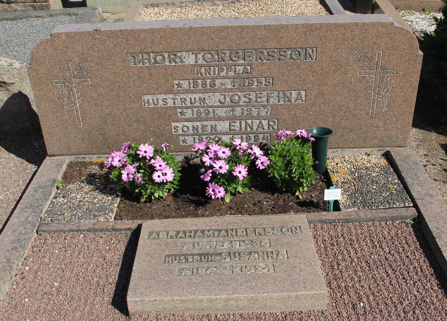 Grav E215 Öckerö Kyrkogård