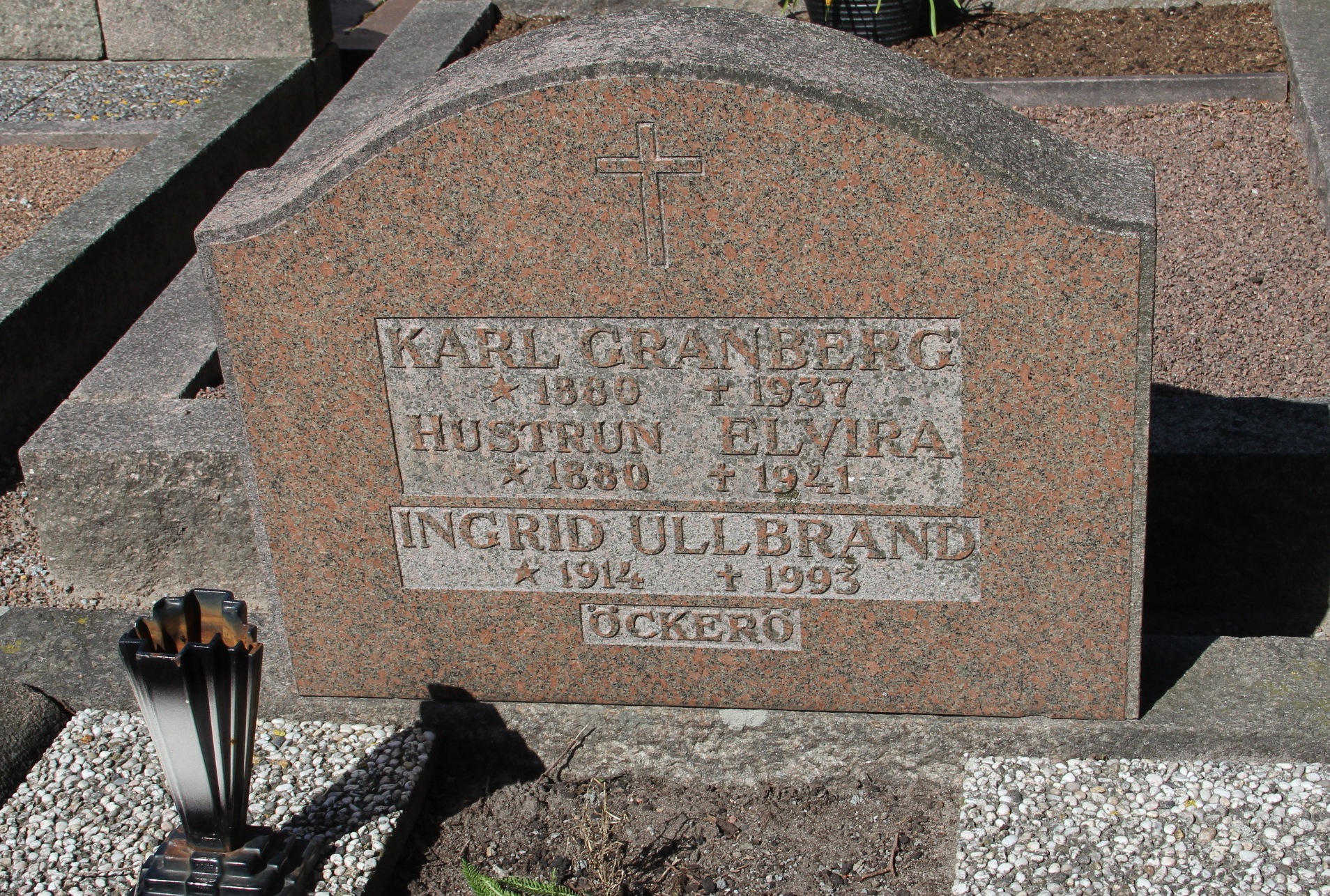 Grav D235 Öckerö Kyrkogård