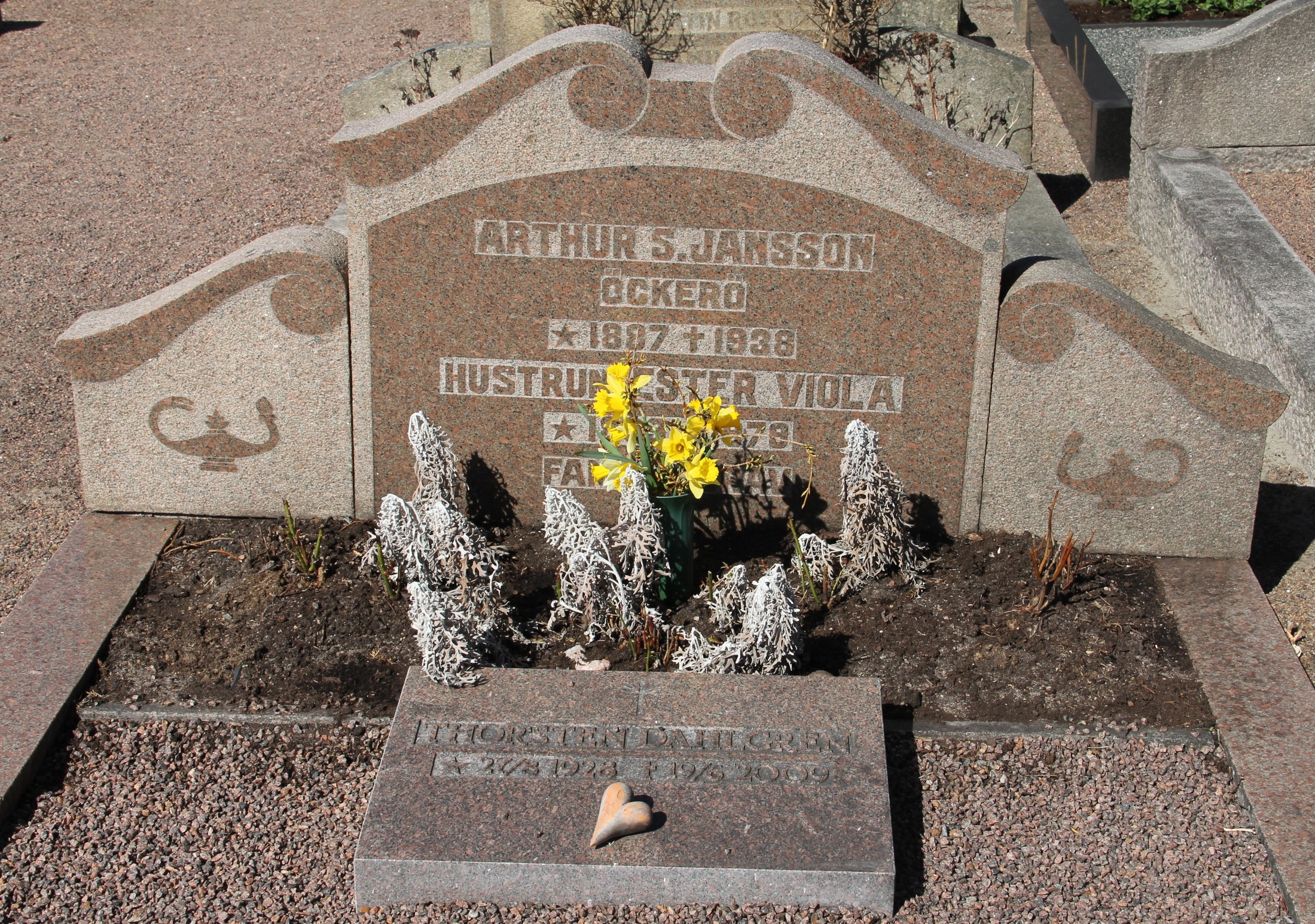 Grav D241 Öckerö Kyrkogård