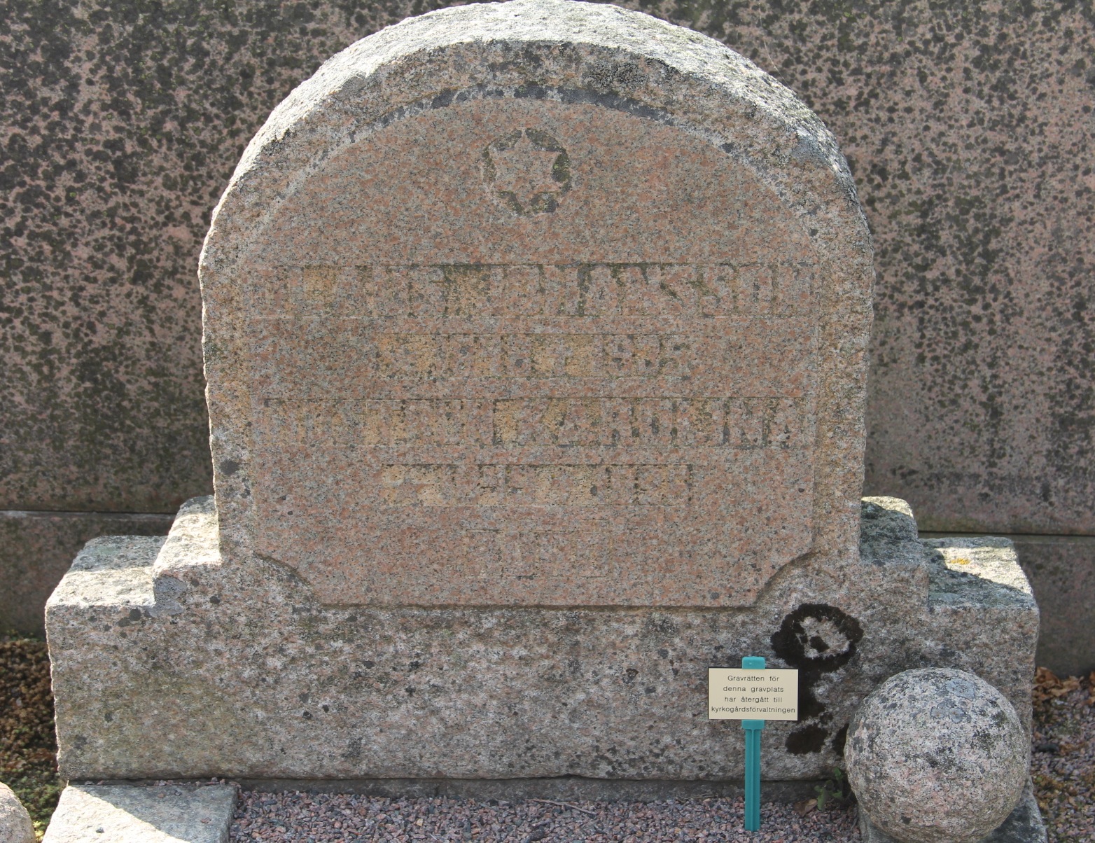 Grav E137 Öckerö Kyrkogård