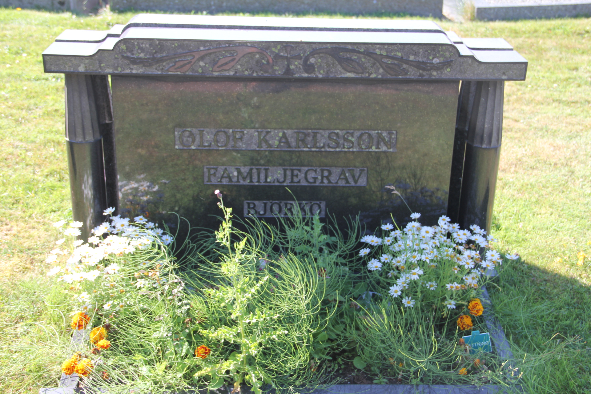 Grav F024 Öckerö Kyrkogård