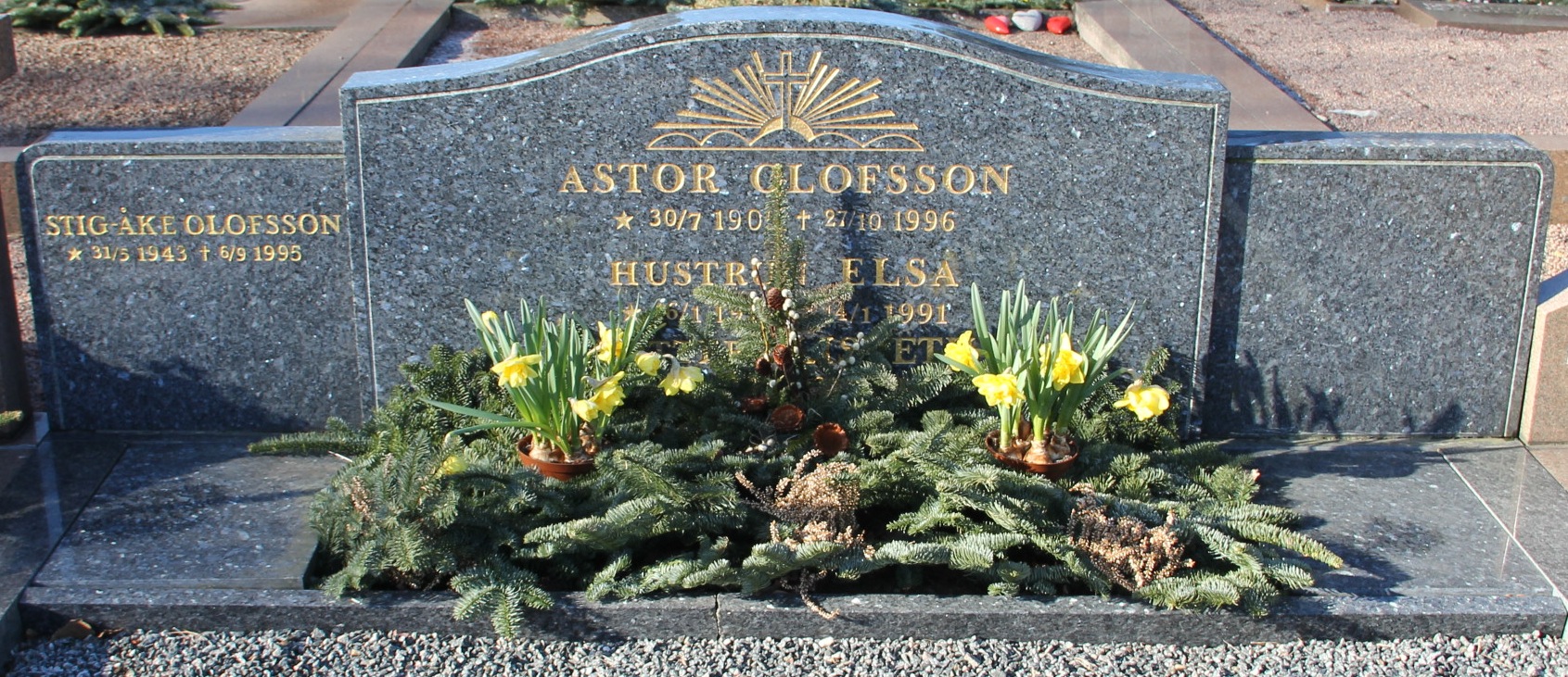 Grav E017 Hönö Kyrkogård