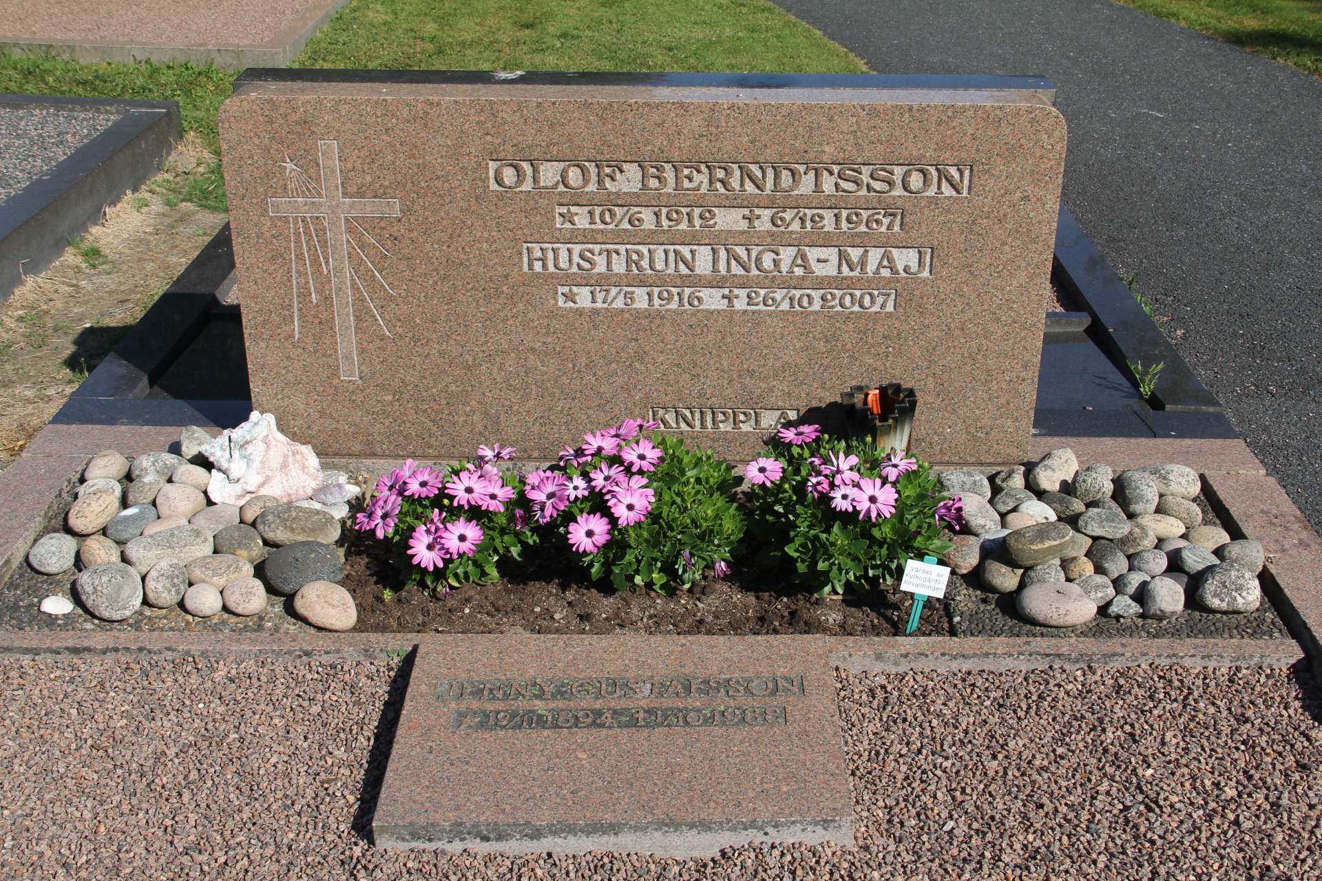 Grav F066 Öckerö Kyrkogård