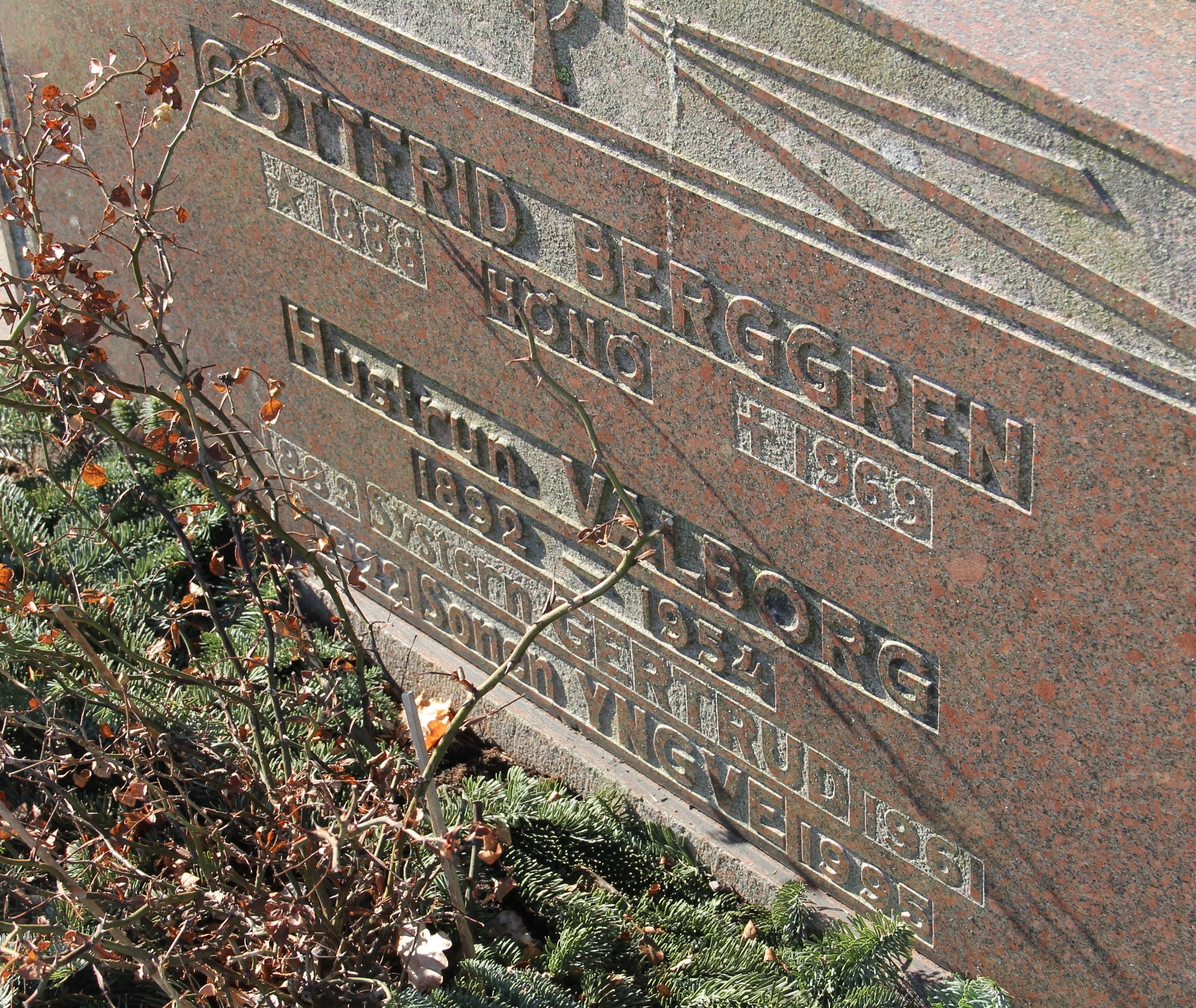 Grav F007 Hönö Kyrkogård