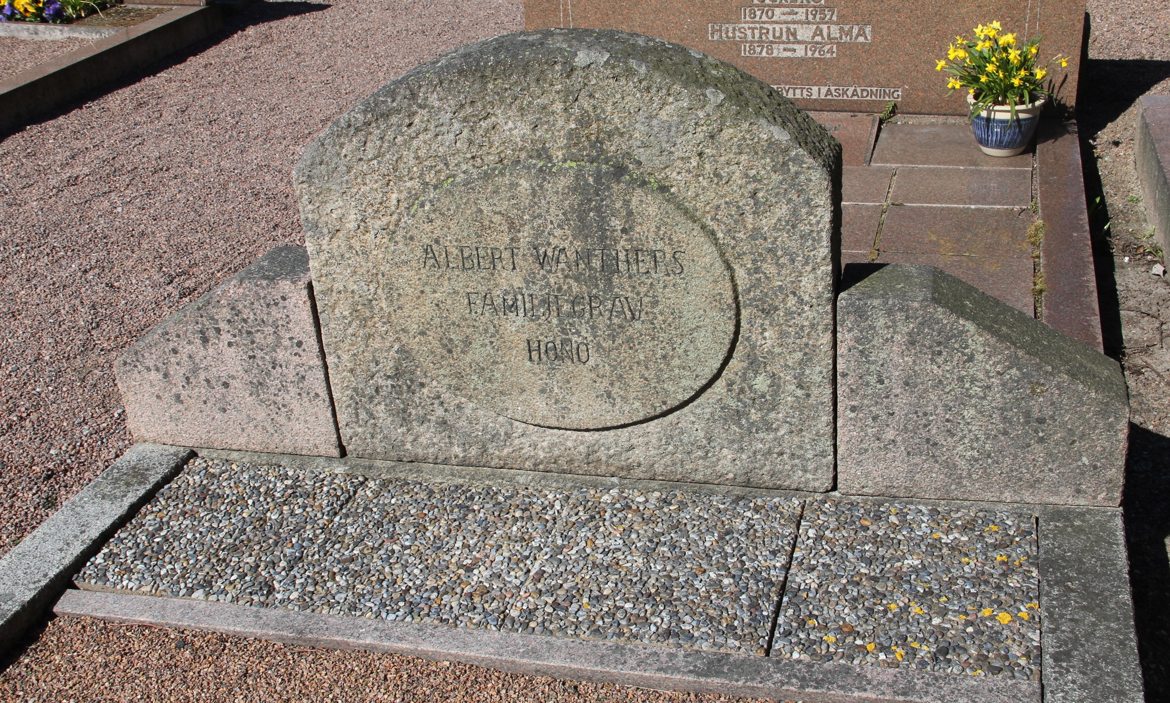 Grav D233 Öckerö Kyrkogård