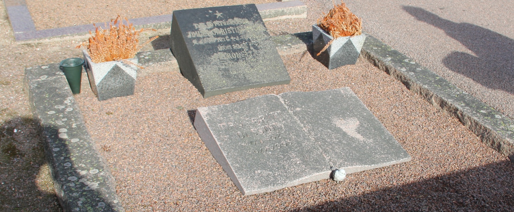 Grav B042 Öckerö Kyrkogård