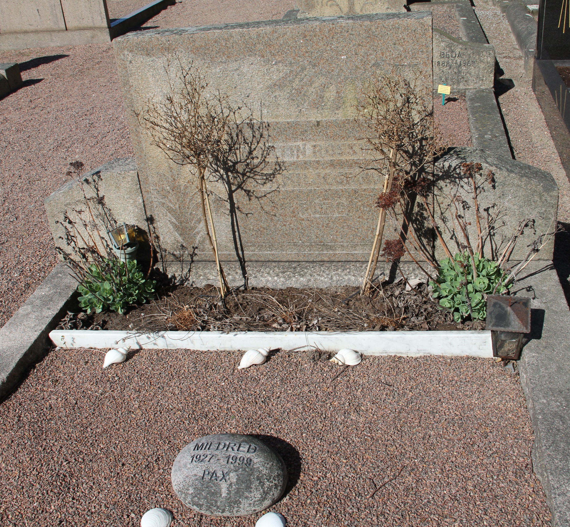 Grav D240 Öckerö Kyrkogård