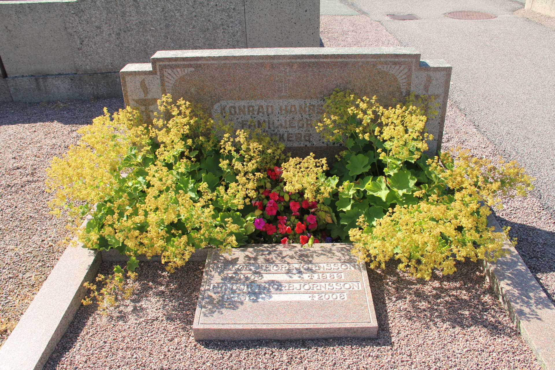Grav E247 Öckerö Kyrkogård