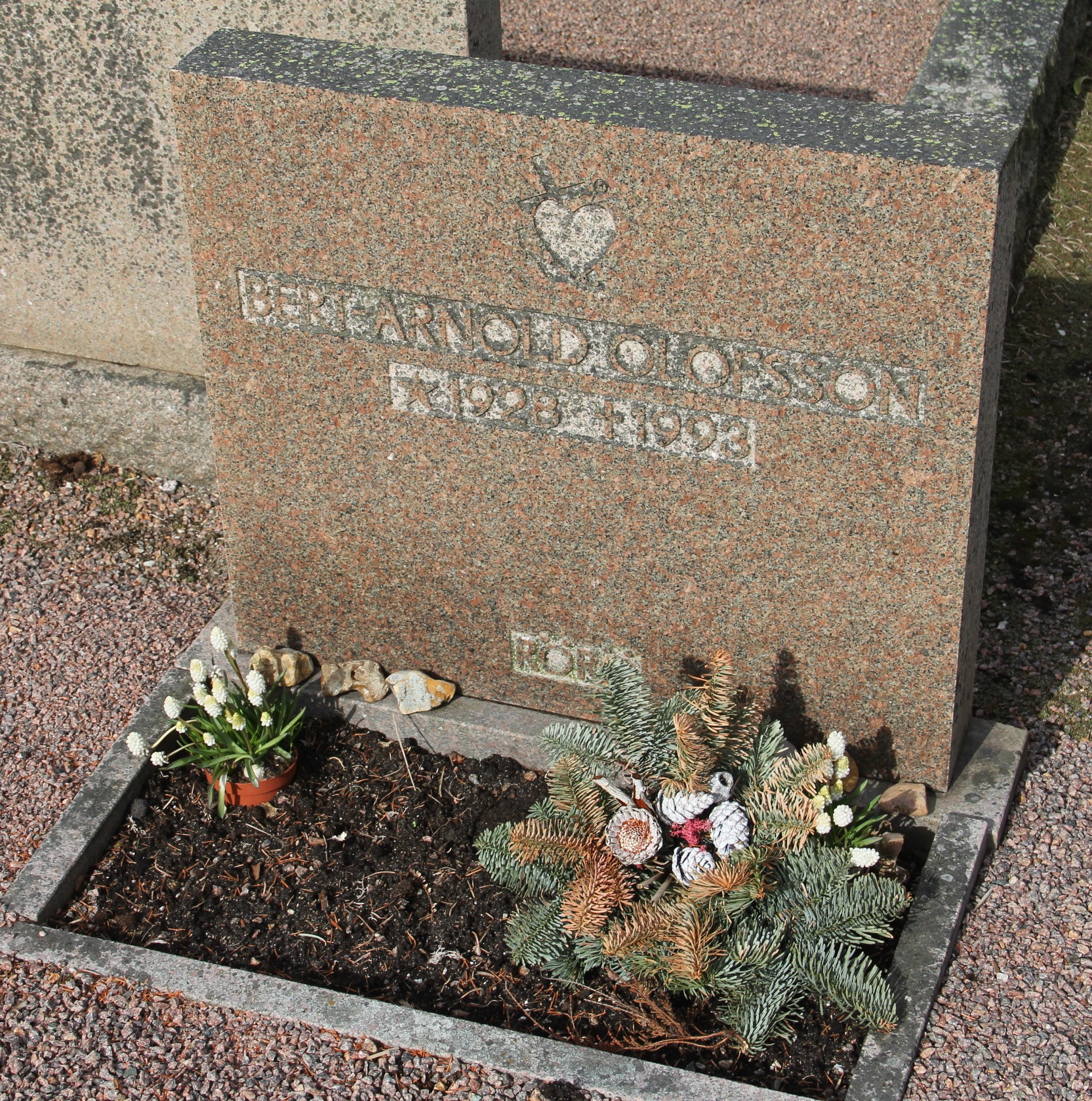 Grav B111 Öckerö Kyrkogård
