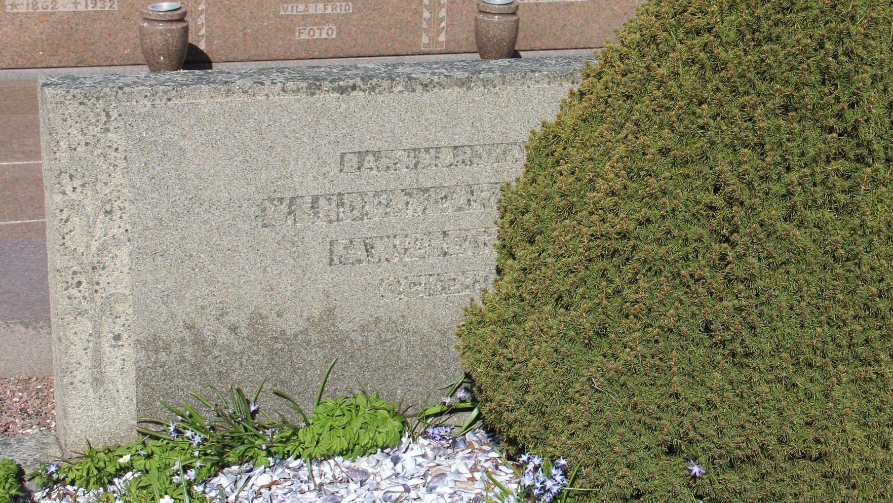 Grav D215 Öckerö Kyrkogård