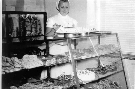 715-13 nr 70 - Jonassons Bageri 1956, Lena Frönell