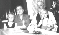 Oskar & Ida med Thomas och Berit