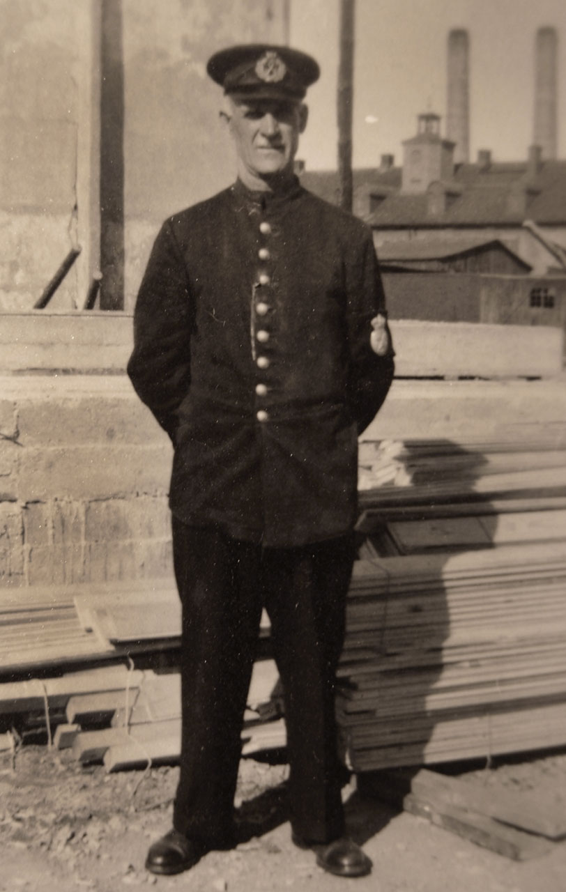 Oskar-Åberg-som-vaktman