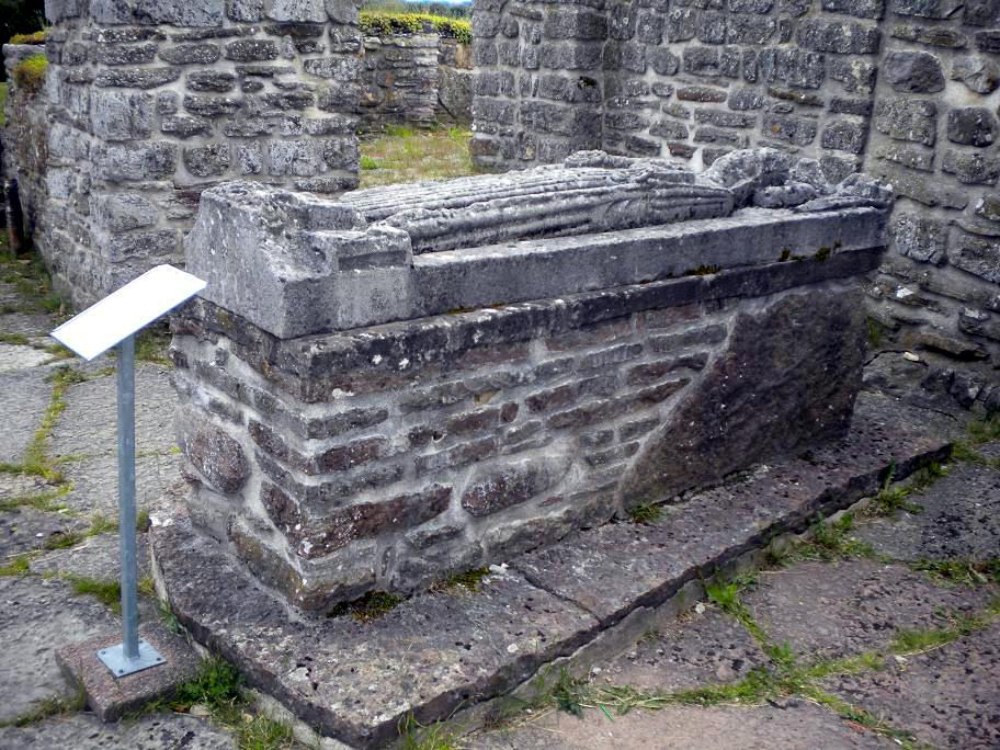 Drottning Katarinas grav i Gudhems klosterruin